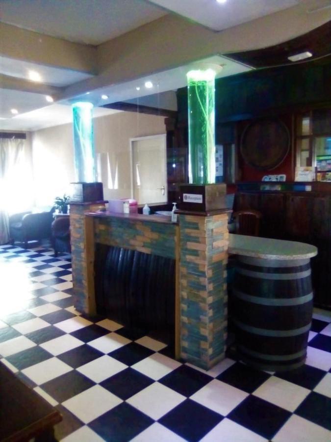 Bread And Barrel Guesthouse Bellville เคปทาวน์ ภายนอก รูปภาพ