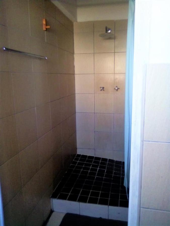 Bread And Barrel Guesthouse Bellville เคปทาวน์ ภายนอก รูปภาพ