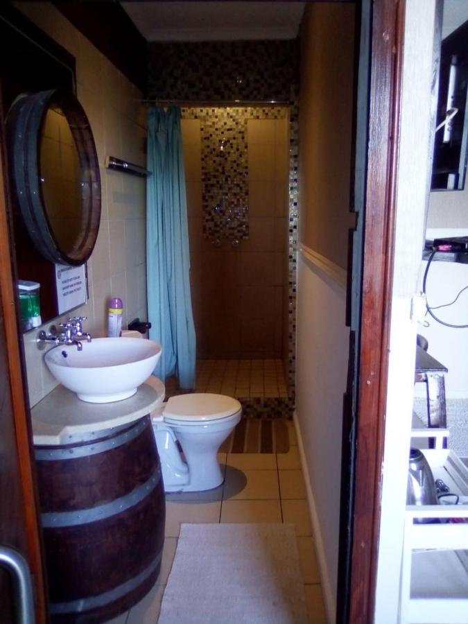 Bread And Barrel Guesthouse Bellville เคปทาวน์ ภายนอก รูปภาพ