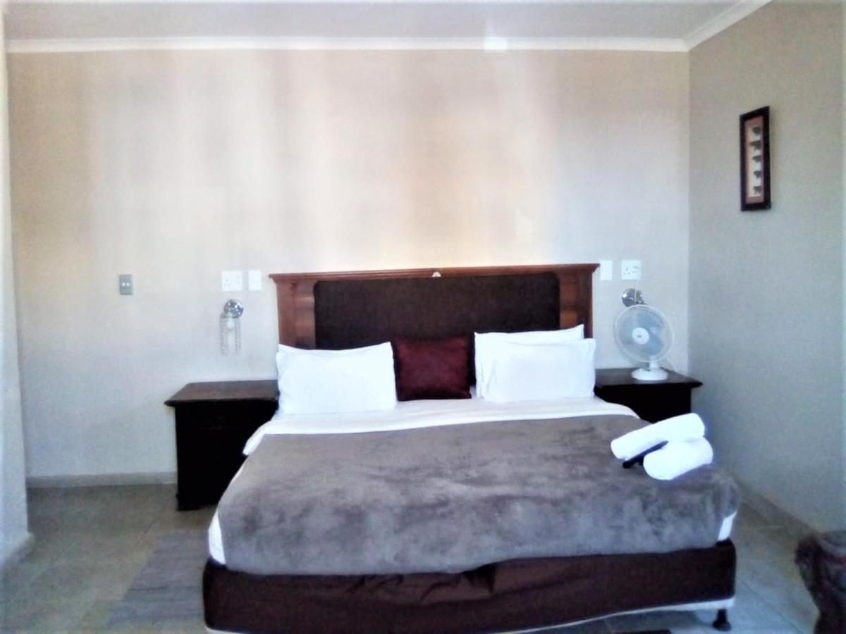 Bread And Barrel Guesthouse Bellville เคปทาวน์ ภายนอก รูปภาพ