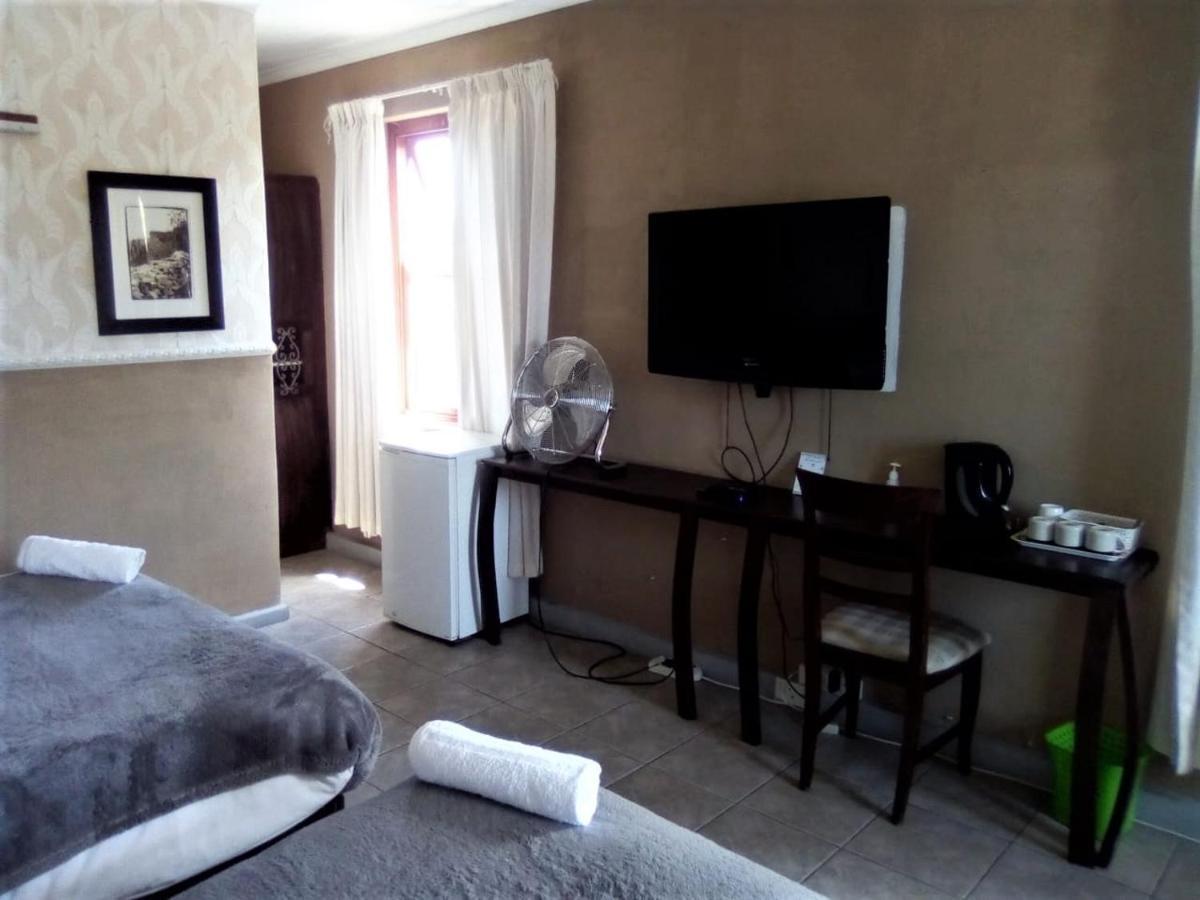 Bread And Barrel Guesthouse Bellville เคปทาวน์ ภายนอก รูปภาพ