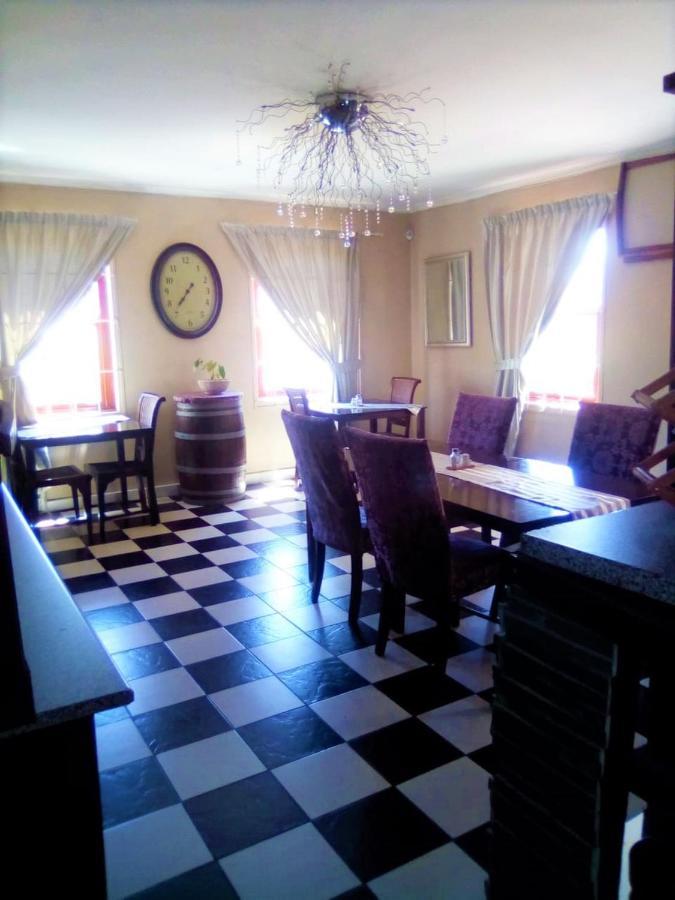 Bread And Barrel Guesthouse Bellville เคปทาวน์ ภายนอก รูปภาพ