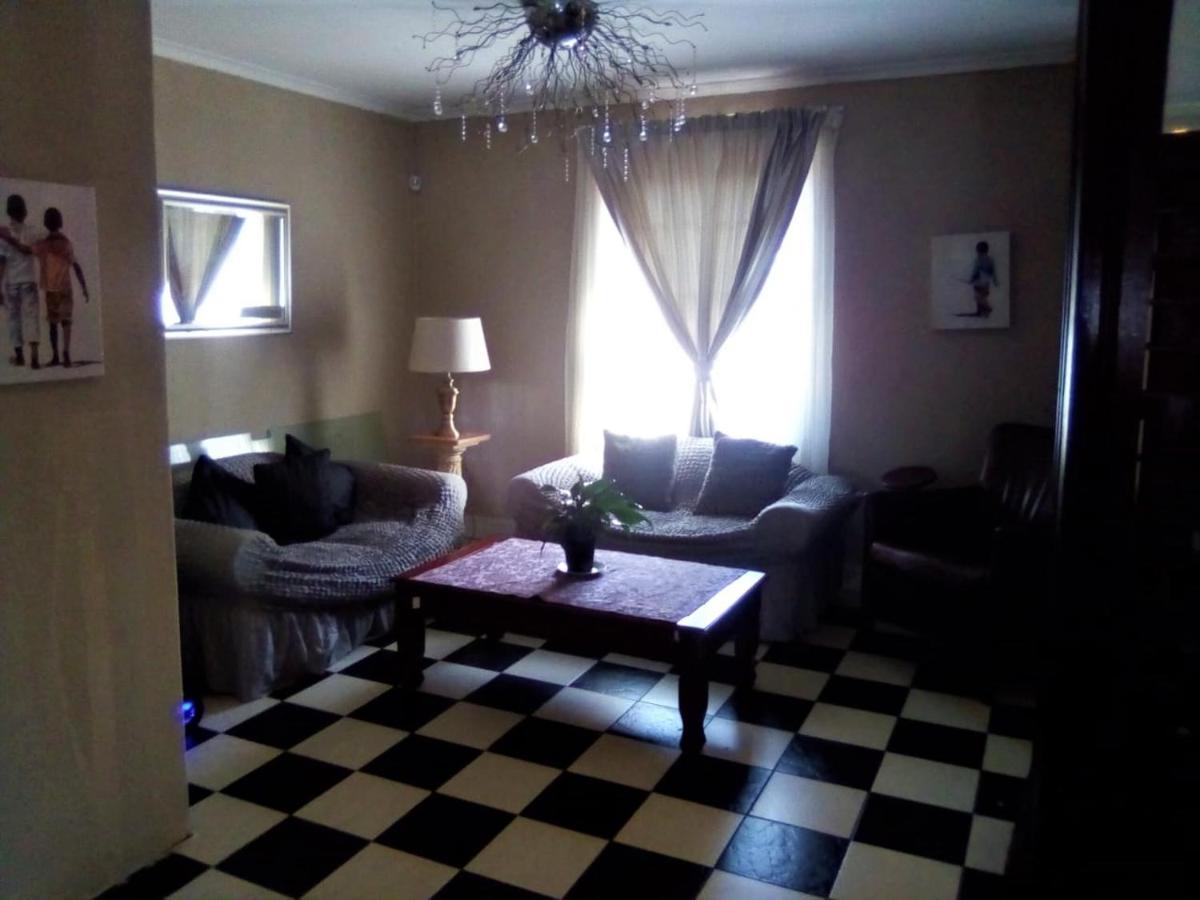Bread And Barrel Guesthouse Bellville เคปทาวน์ ภายนอก รูปภาพ