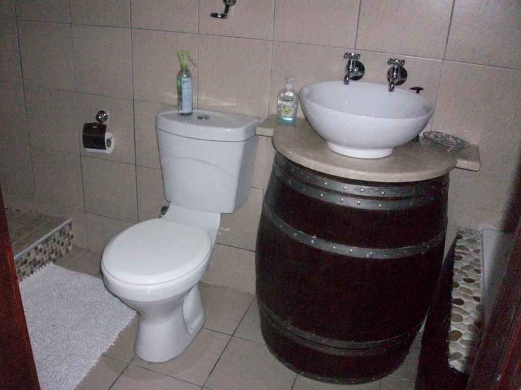 Bread And Barrel Guesthouse Bellville เคปทาวน์ ห้อง รูปภาพ