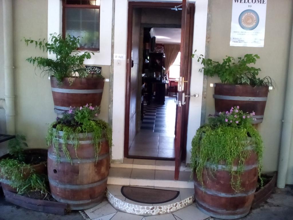 Bread And Barrel Guesthouse Bellville เคปทาวน์ ภายนอก รูปภาพ